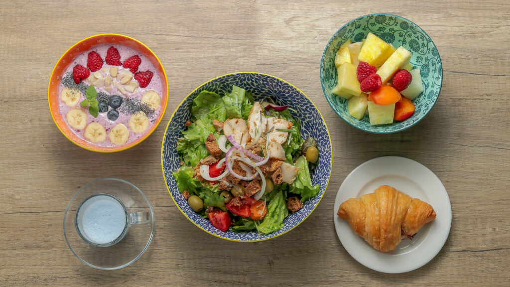 Foto Food. Bowl insalata, frutta e dolce