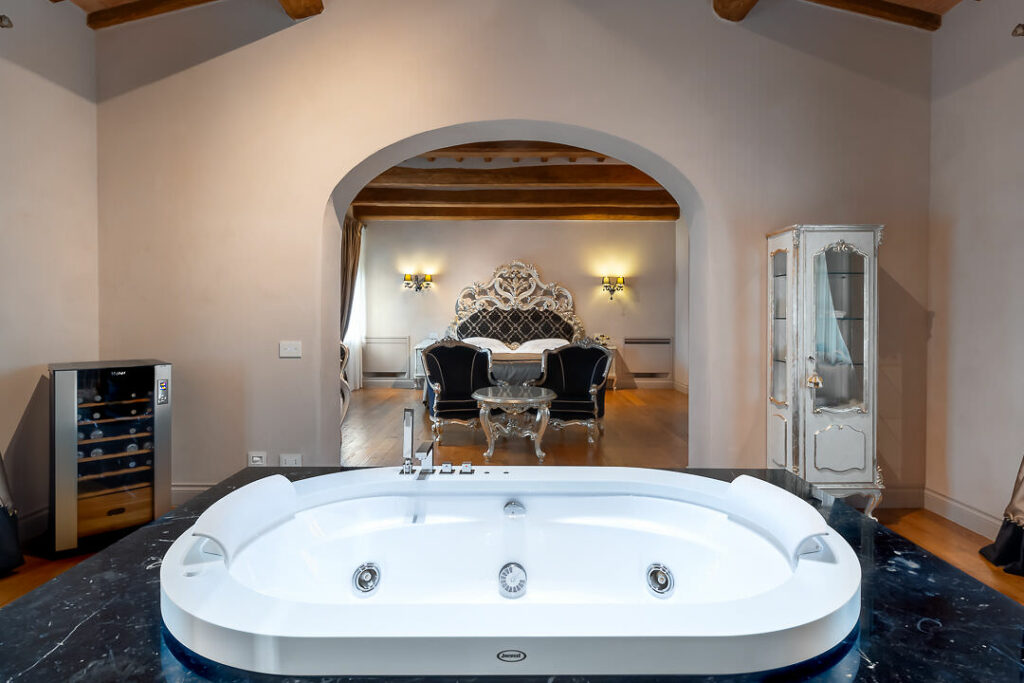 Fotografo Hotel e Resort. Immagine di interno camera con SPA